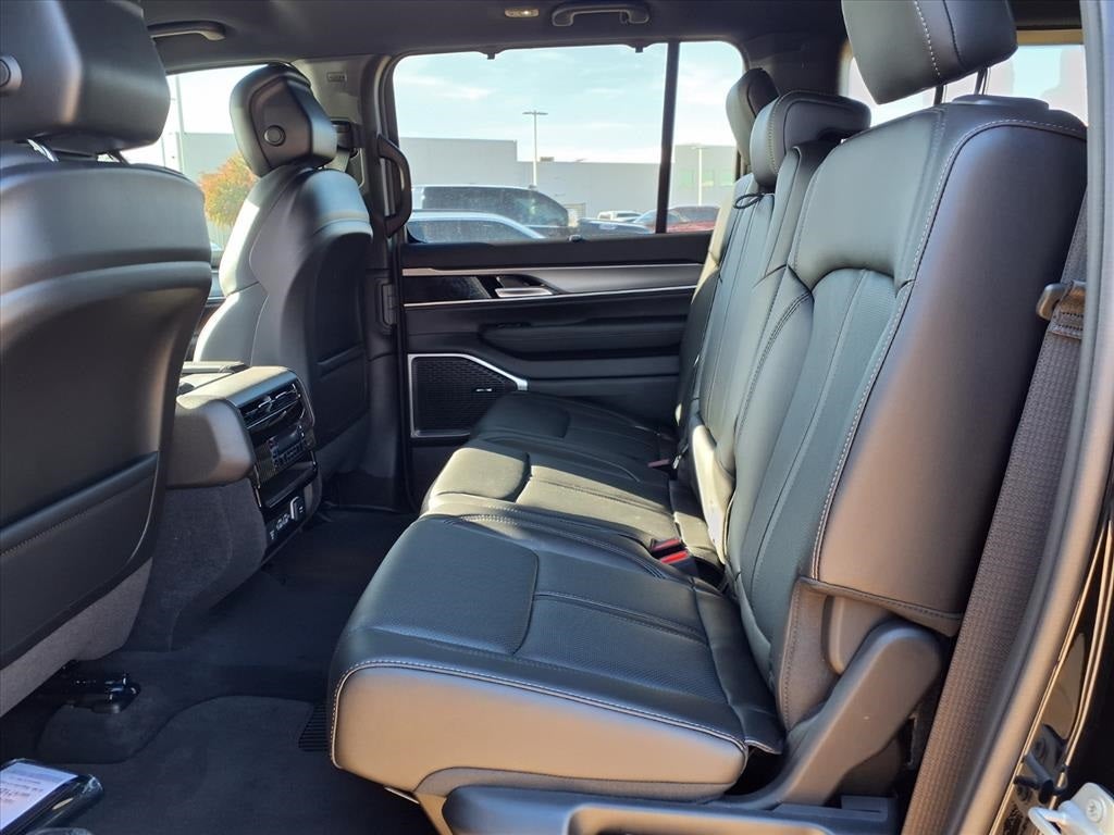 2025 Jeep Wagoneer Base