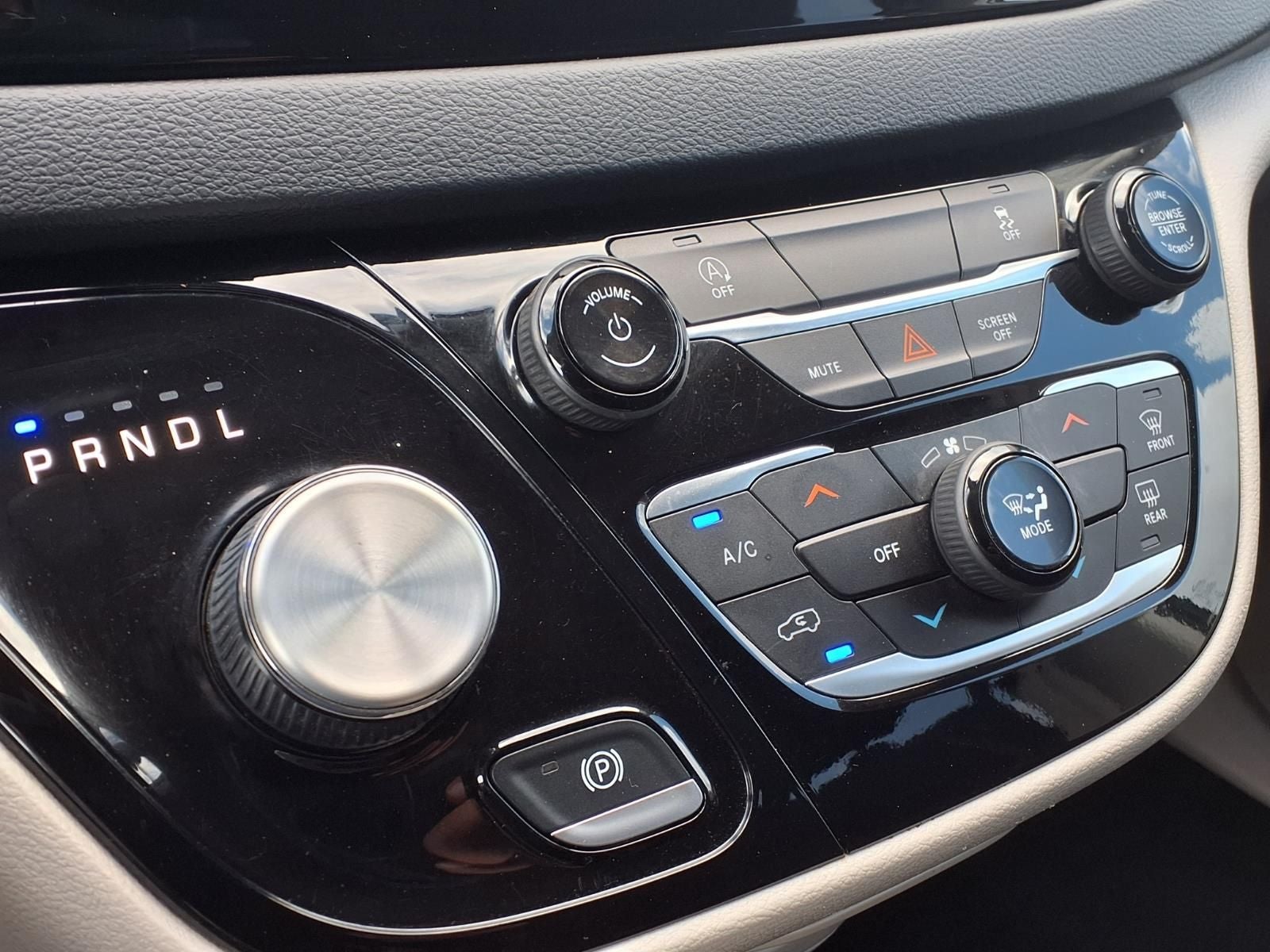 2022 Chrysler Voyager LX