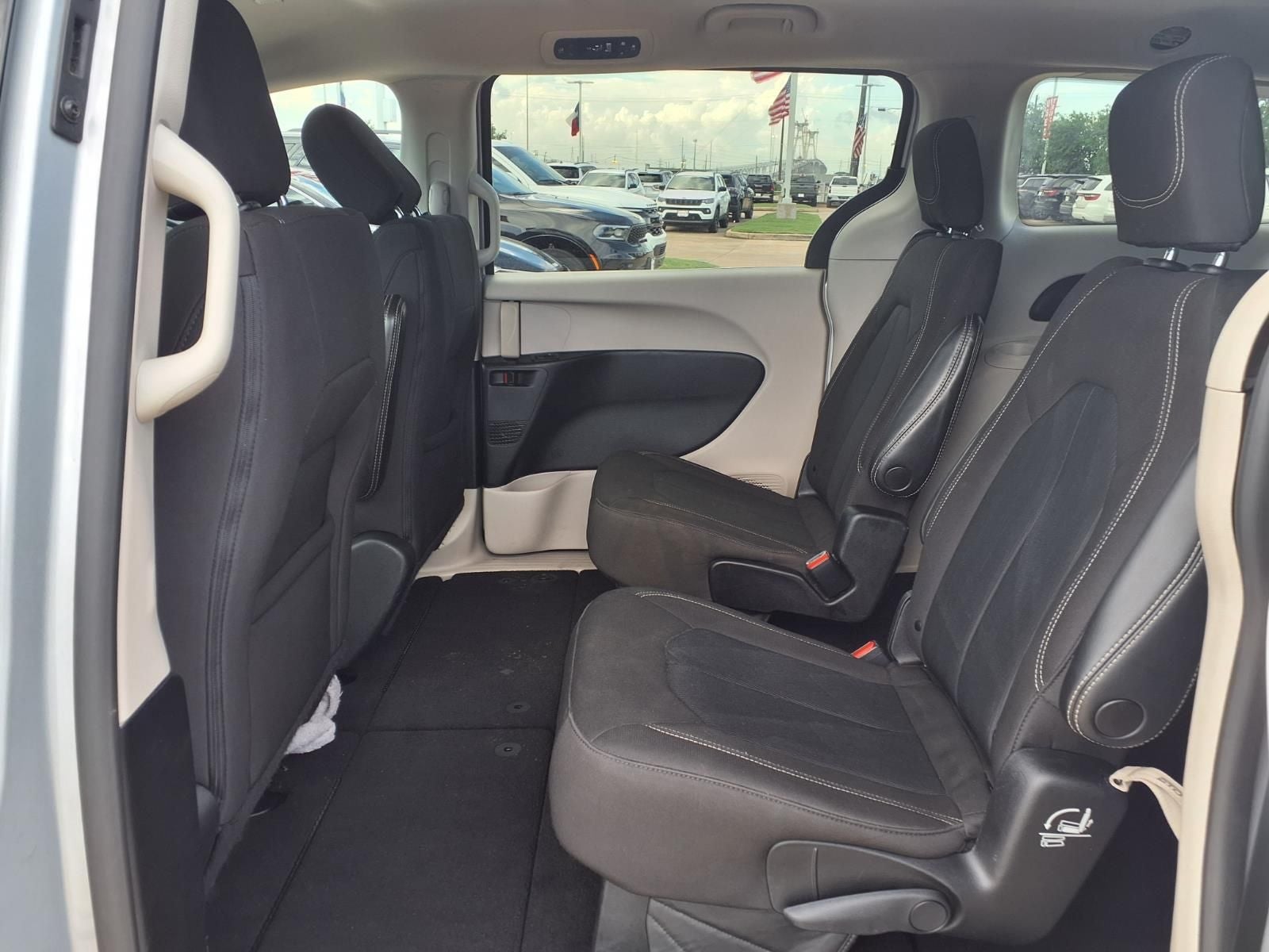 2022 Chrysler Voyager LX