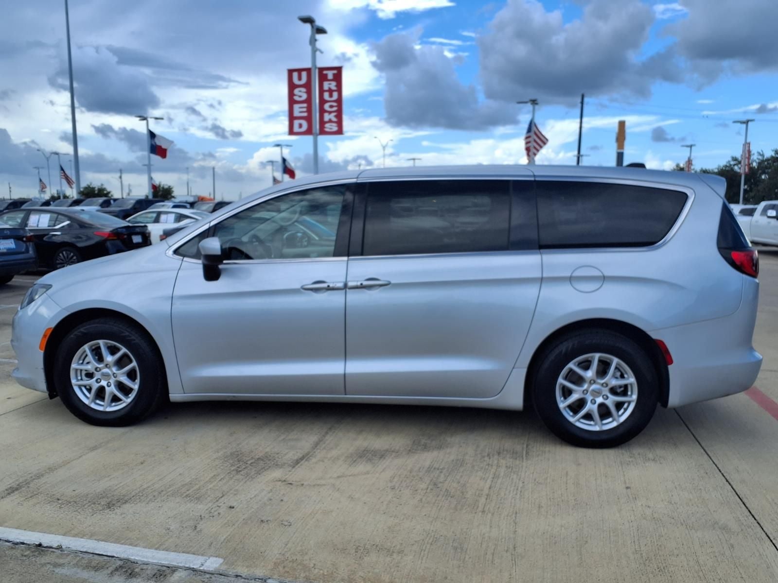 2022 Chrysler Voyager LX