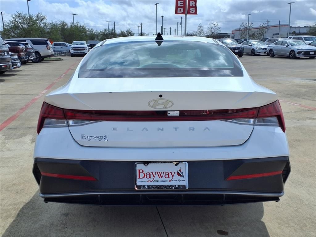 2025 Hyundai Elantra SEL Convenience SERENITY WHT